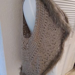 Apt 9 Faux Fur Trimmed sweater Vest Beige size L